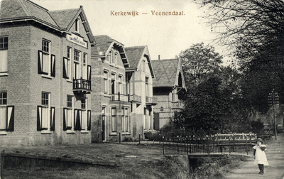 14703 Gezicht op de voorgevels van de huizen Kerkewijk nrs. 28 (Groene Kruis)-22 te Veenendaal.